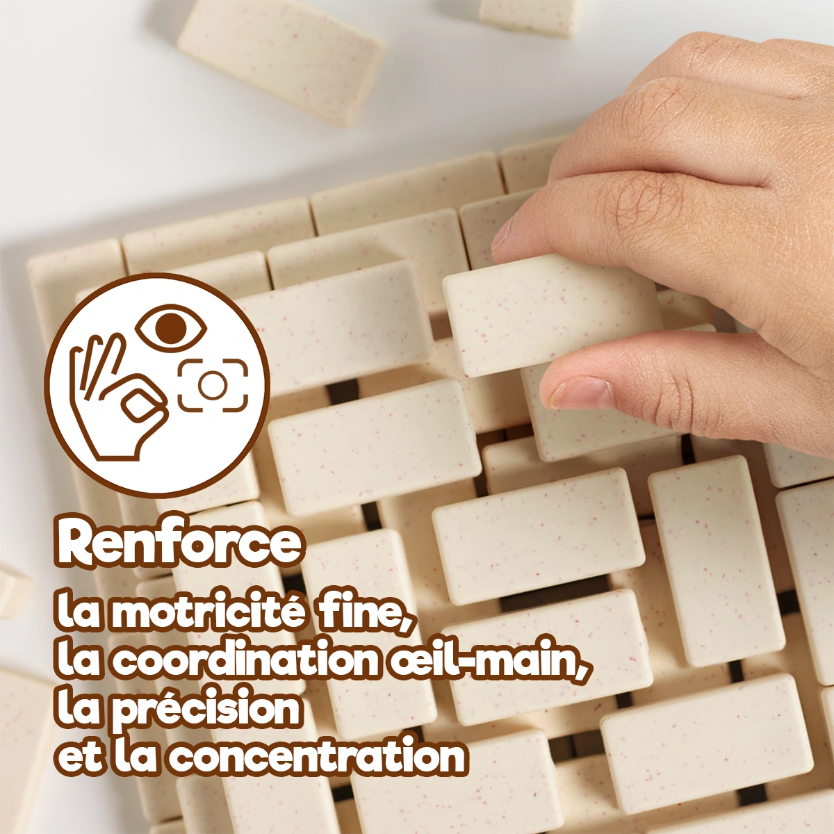 Enfant construisant avec Arch-Kid-Tech® Pyramide égyptienne pour développer la motricité fine, la concentration et la coordination œil-main