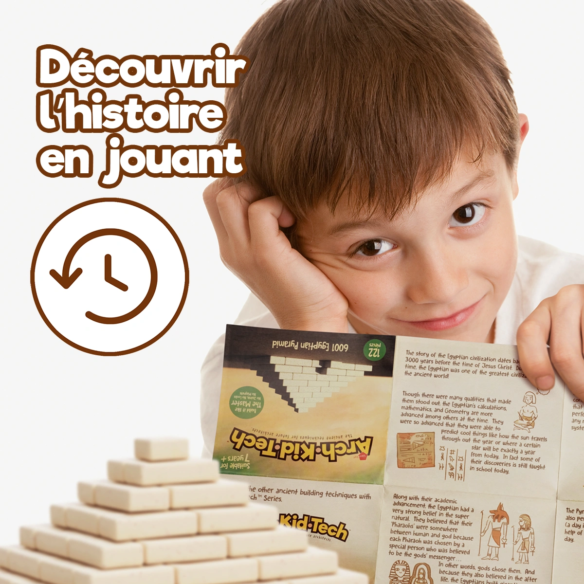 Enfant découvrant l’architecture ancienne et l’histoire avec le jouet de construction Arch-Kid-Tech® Pyramide égyptienne