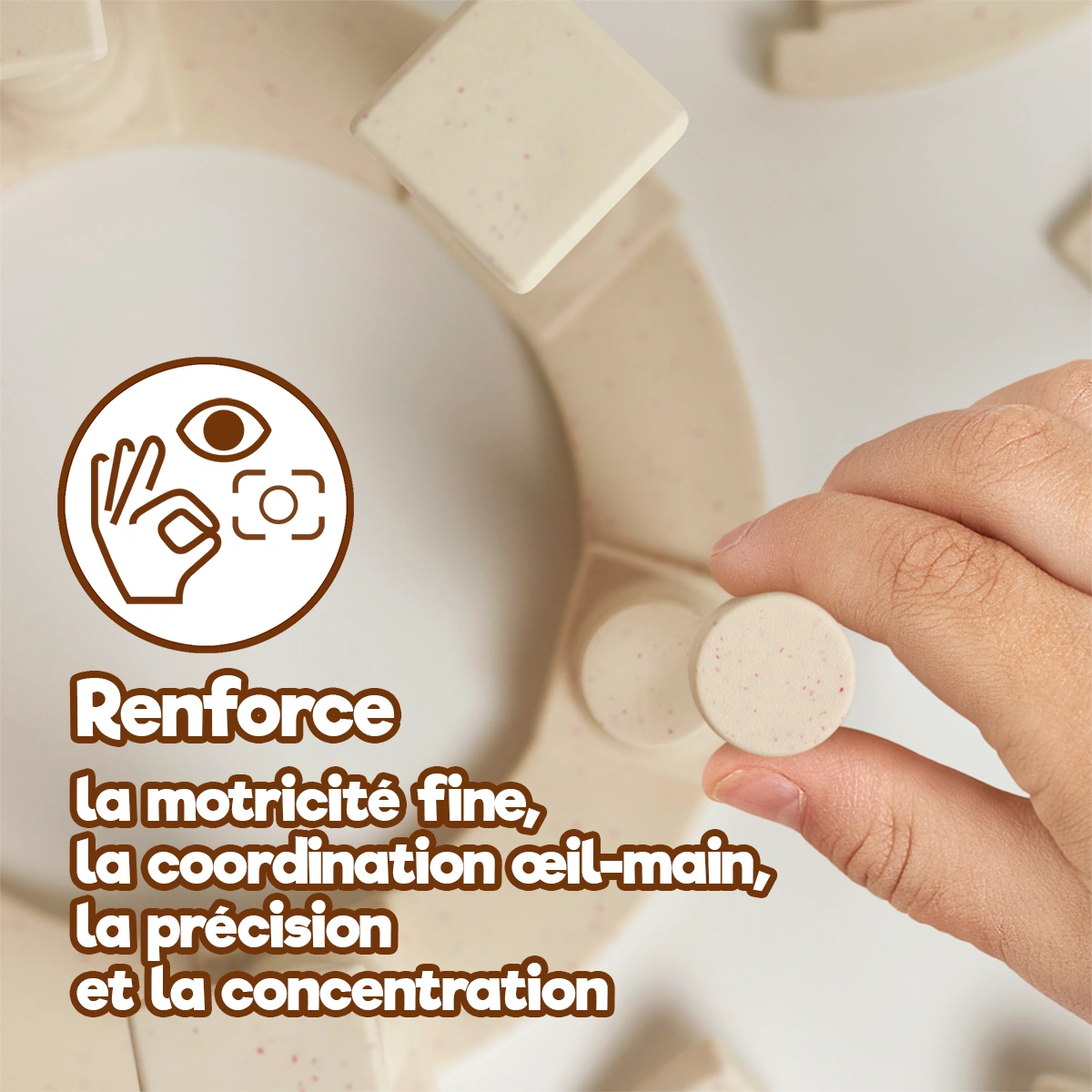 Enfant construisant avec Arch-Kid-Tech® Dôme grec pour développer la motricité fine, la concentration et la coordination œil-main