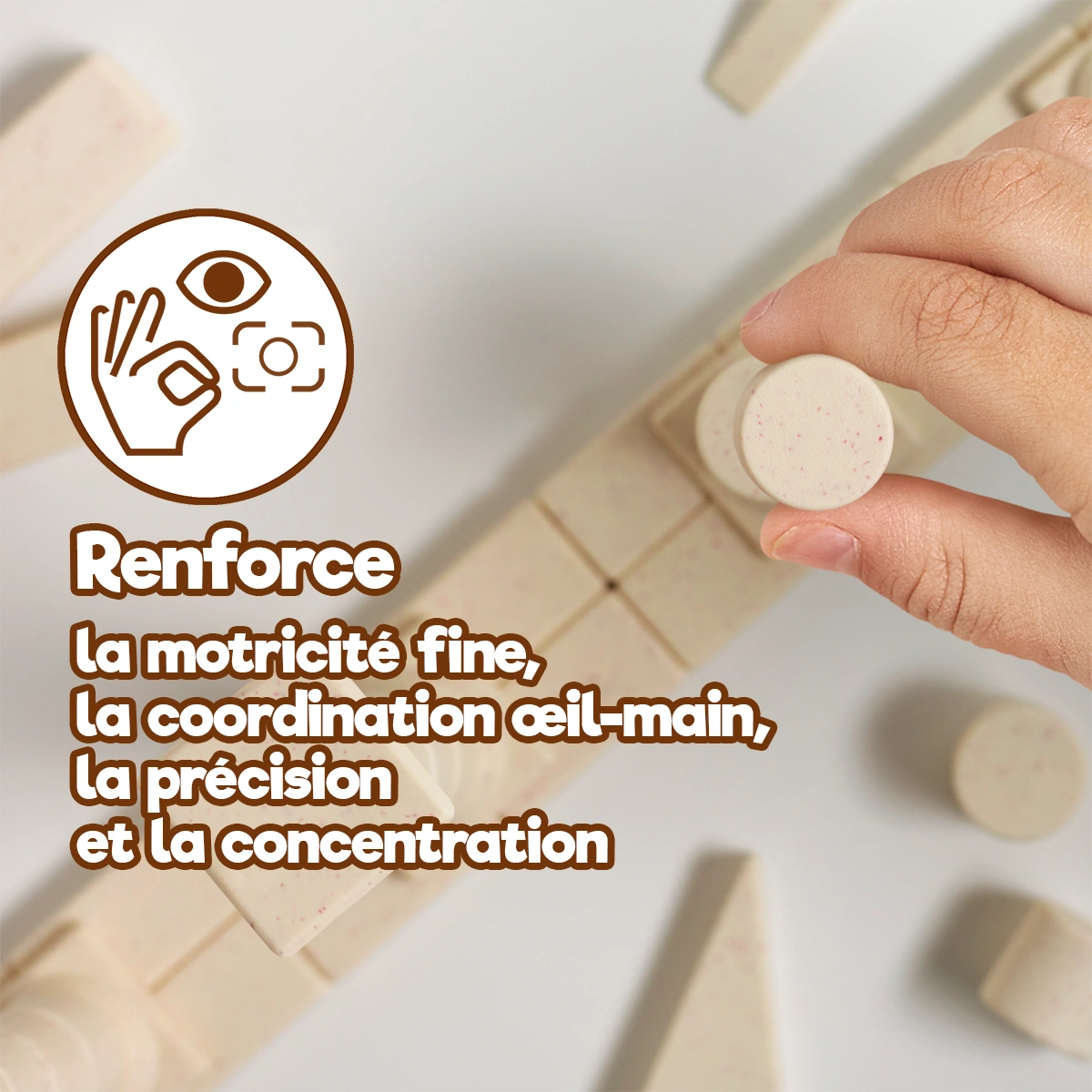 Enfant construisant avec Arch-Kid-Tech® Façade grecque pour développer la motricité fine, la concentration et la coordination œil-main