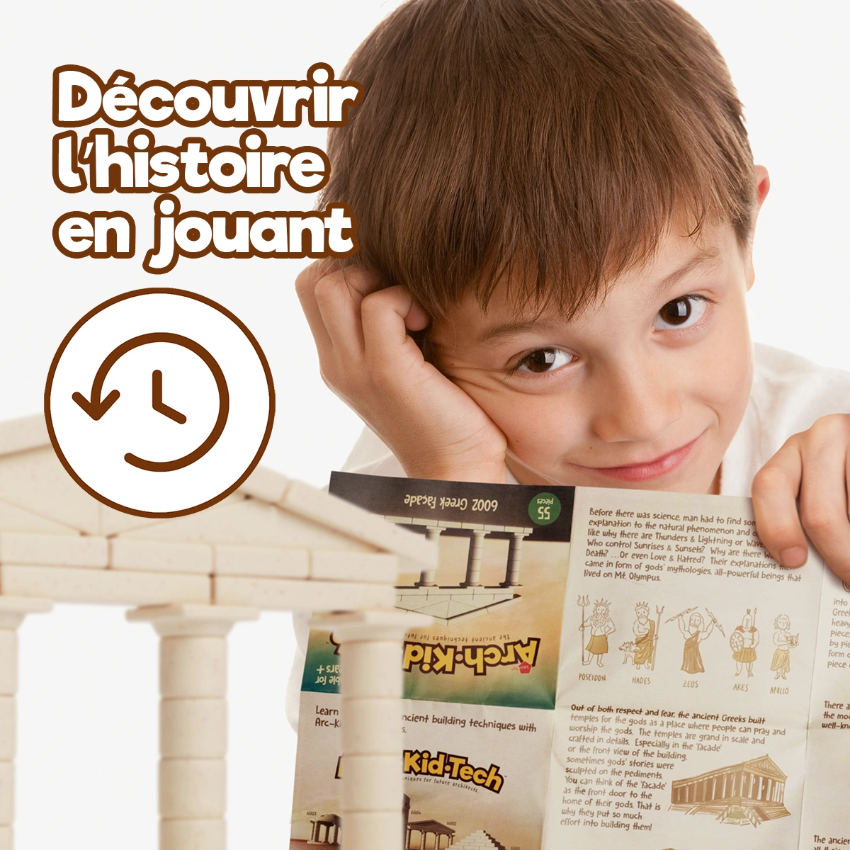 Enfant découvrant l’architecture ancienne et l’histoire avec le jouet de construction Arch-Kid-Tech® Façade grecque