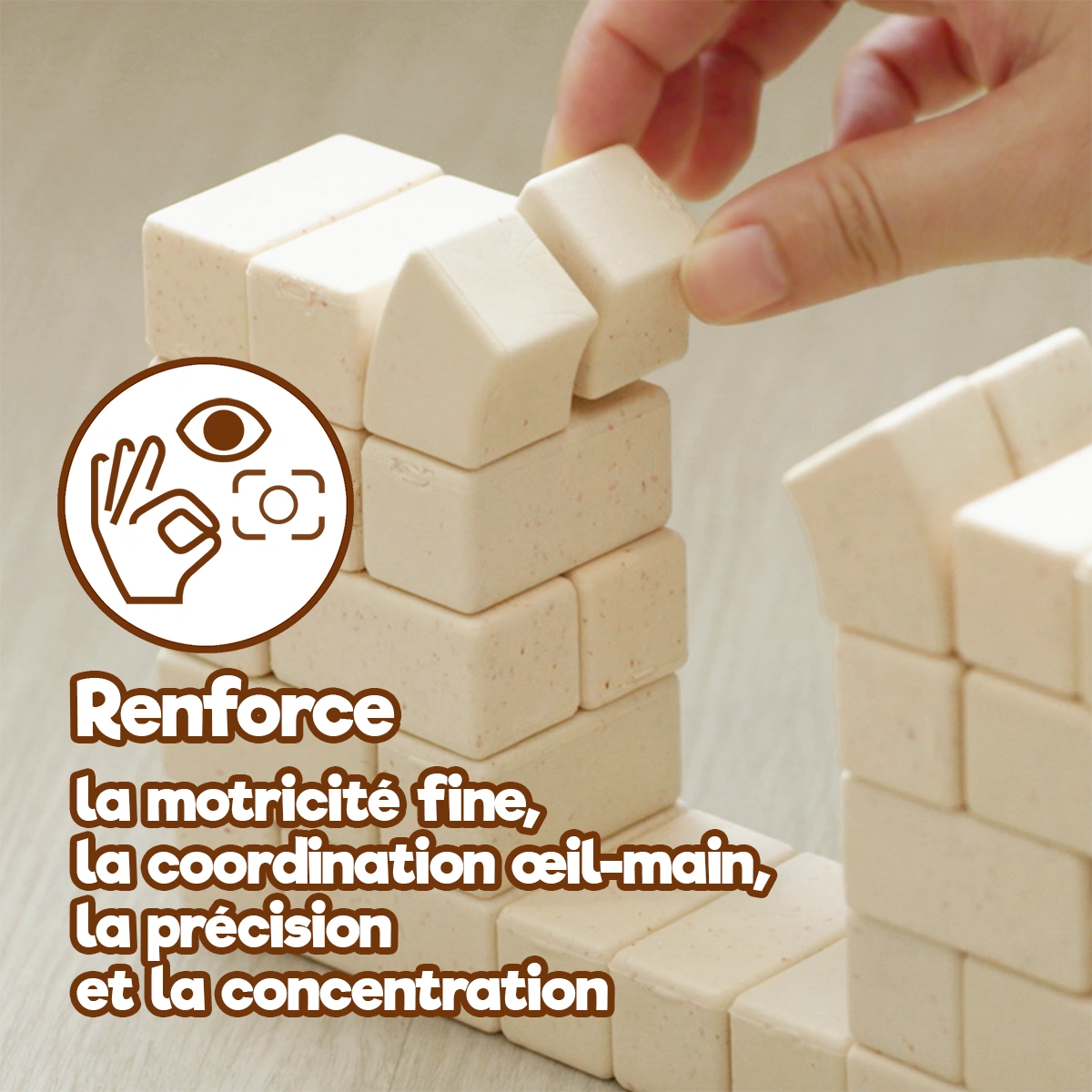 Enfant construisant avec Arch-Kid-Tech® The Master’s Set pour développer la motricité fine, la concentration et la coordination œil-main