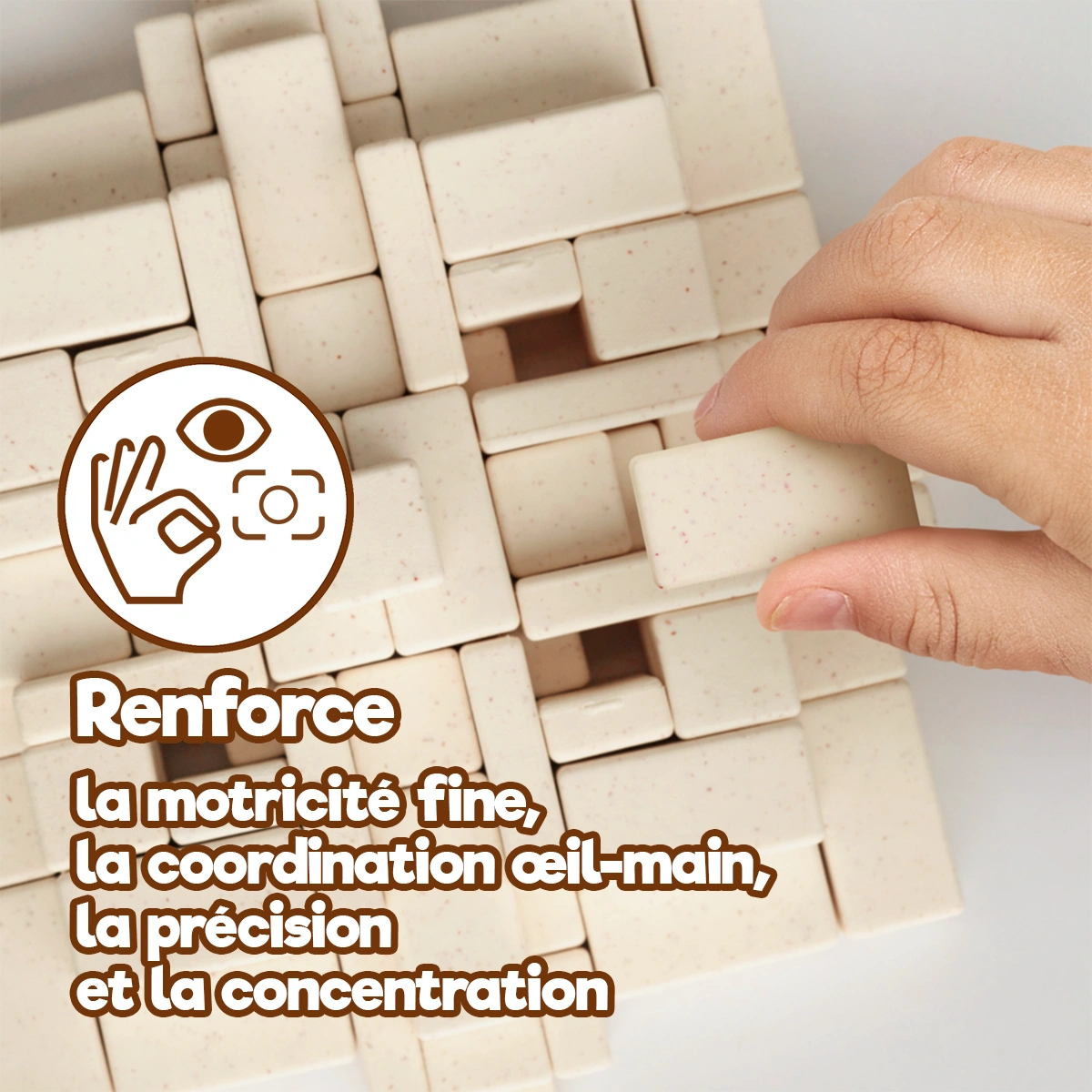 Enfant construisant avec Arch-Kid-Tech® Pyramide maya pour développer la motricité fine, la concentration et la coordination œil-main