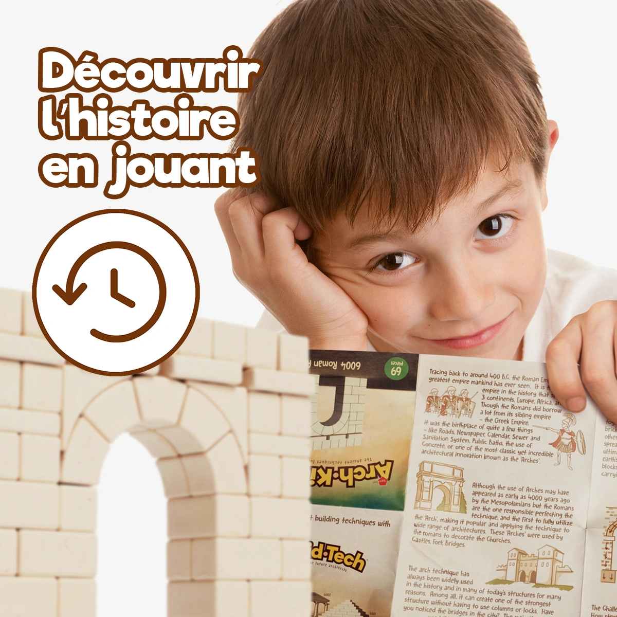 Enfant découvrant l’architecture ancienne et l’histoire avec le jouet de construction Arch-Kid-Tech® arche romaine
