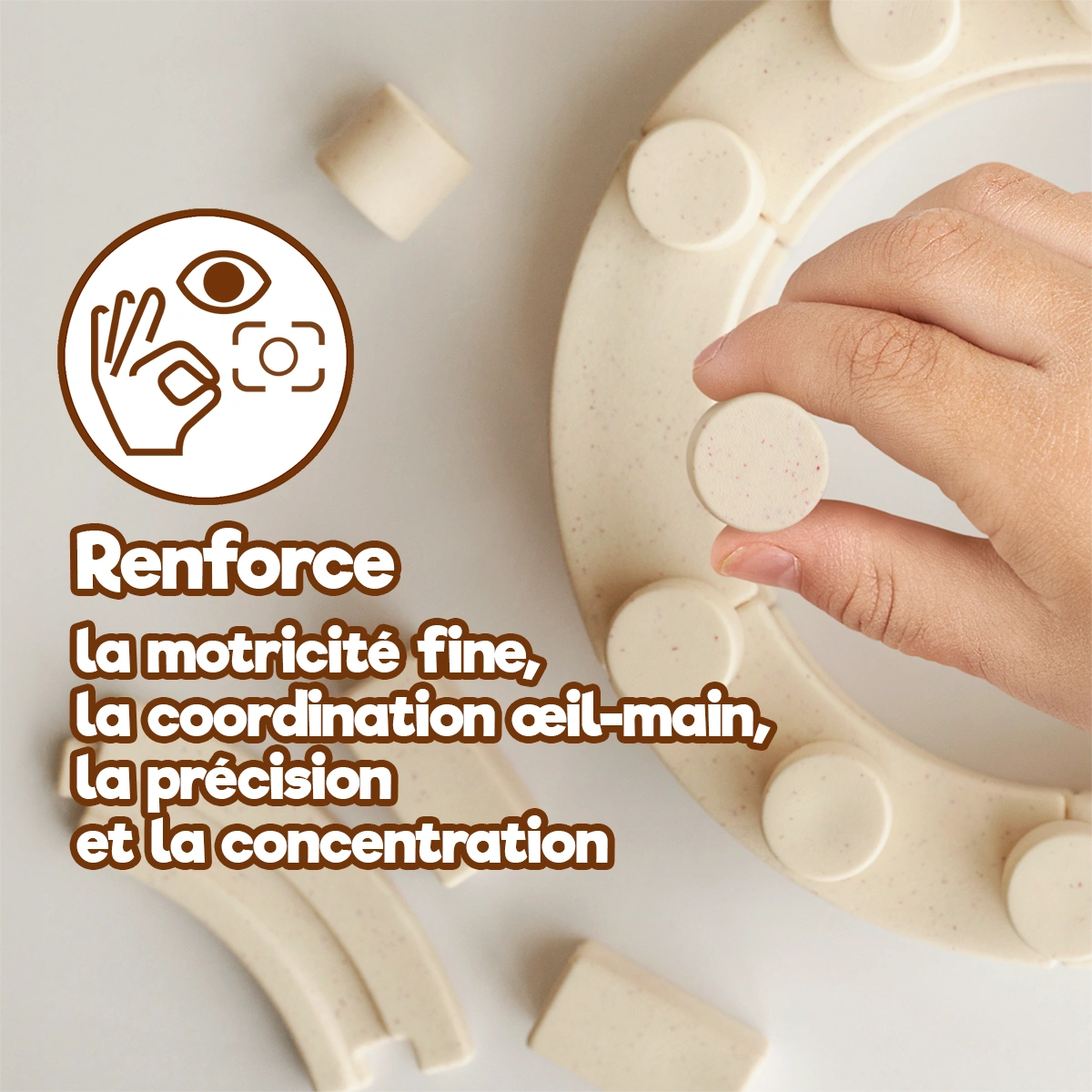 Enfant construisant avec Arch-Kid-Tech® Théâtre romain pour développer la motricité fine, la concentration et la coordination œil-main