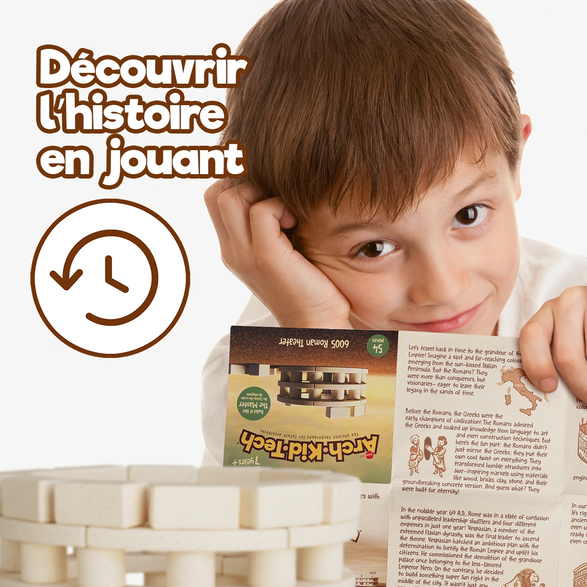 Enfant découvrant l’architecture ancienne et l’histoire avec le jouet de construction Arch-Kid-Tech® théâtre romain