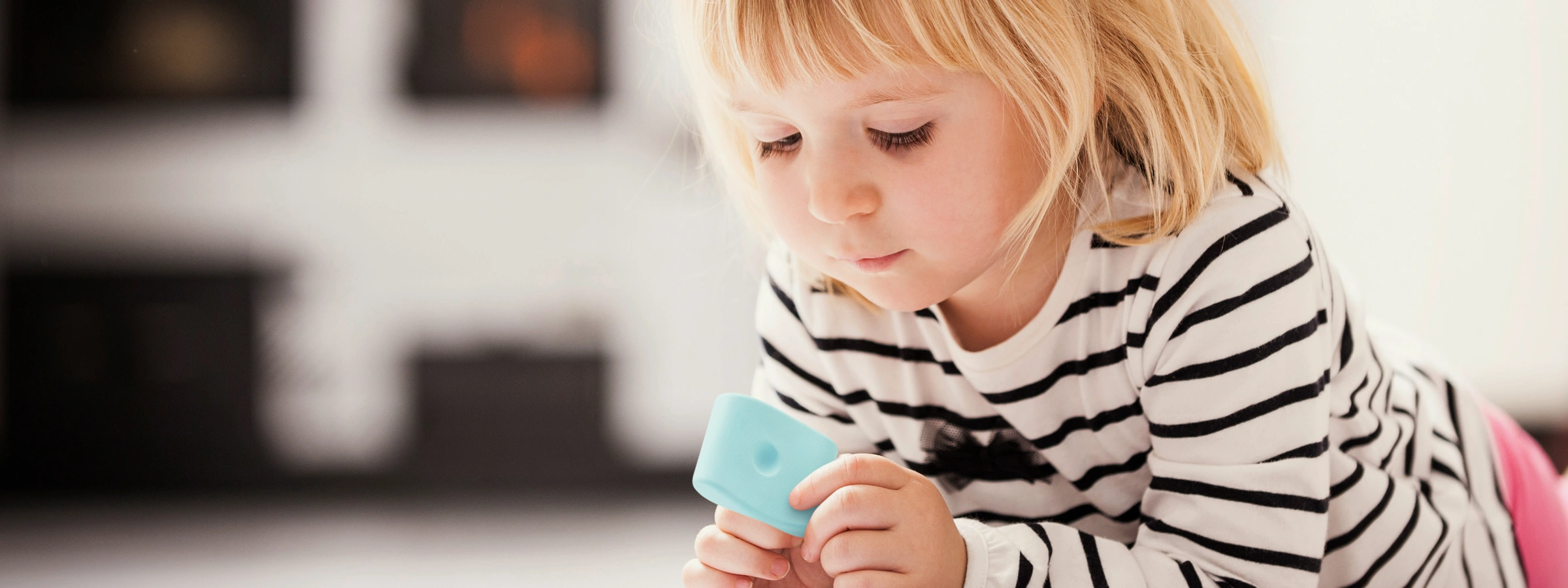 développement de l’enfant par l’apprentissage par le jeu avec un enfant concentré dans une activité de manipulation et d’exploration