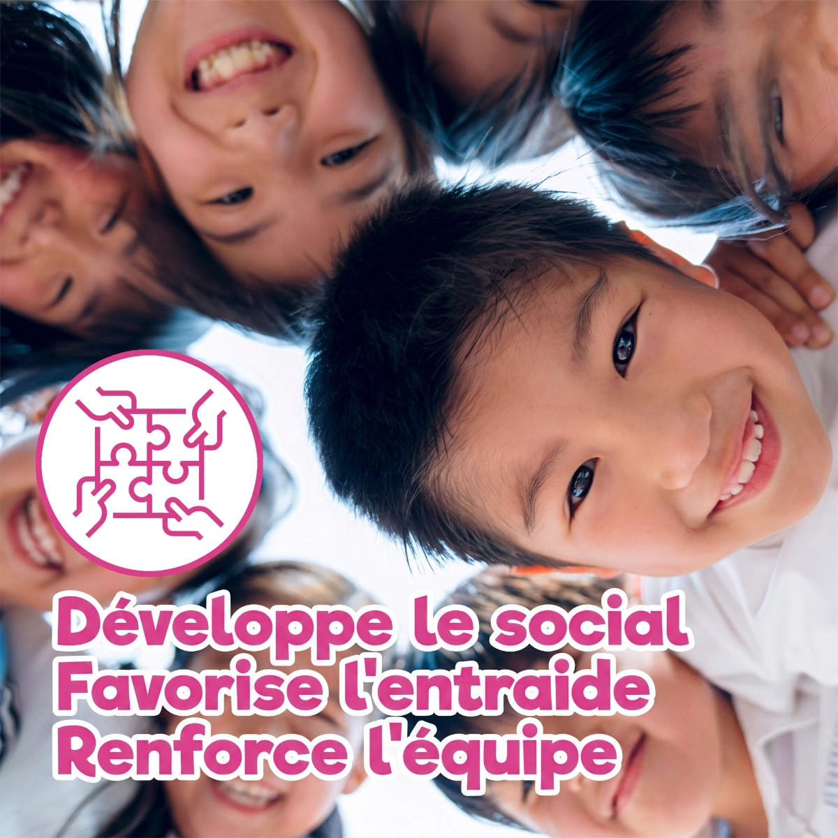 Enfants développant leurs compétences sociales et l’esprit d’équipe grâce au jeu de construction collaboratif