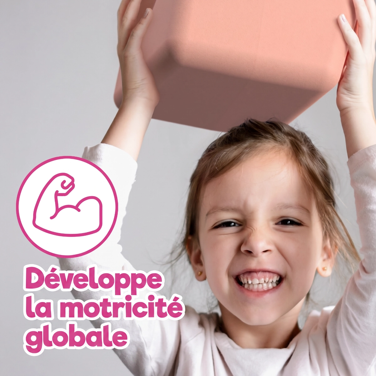 Enfant développant sa motricité globale grâce à un grand jeu de construction collaboratif